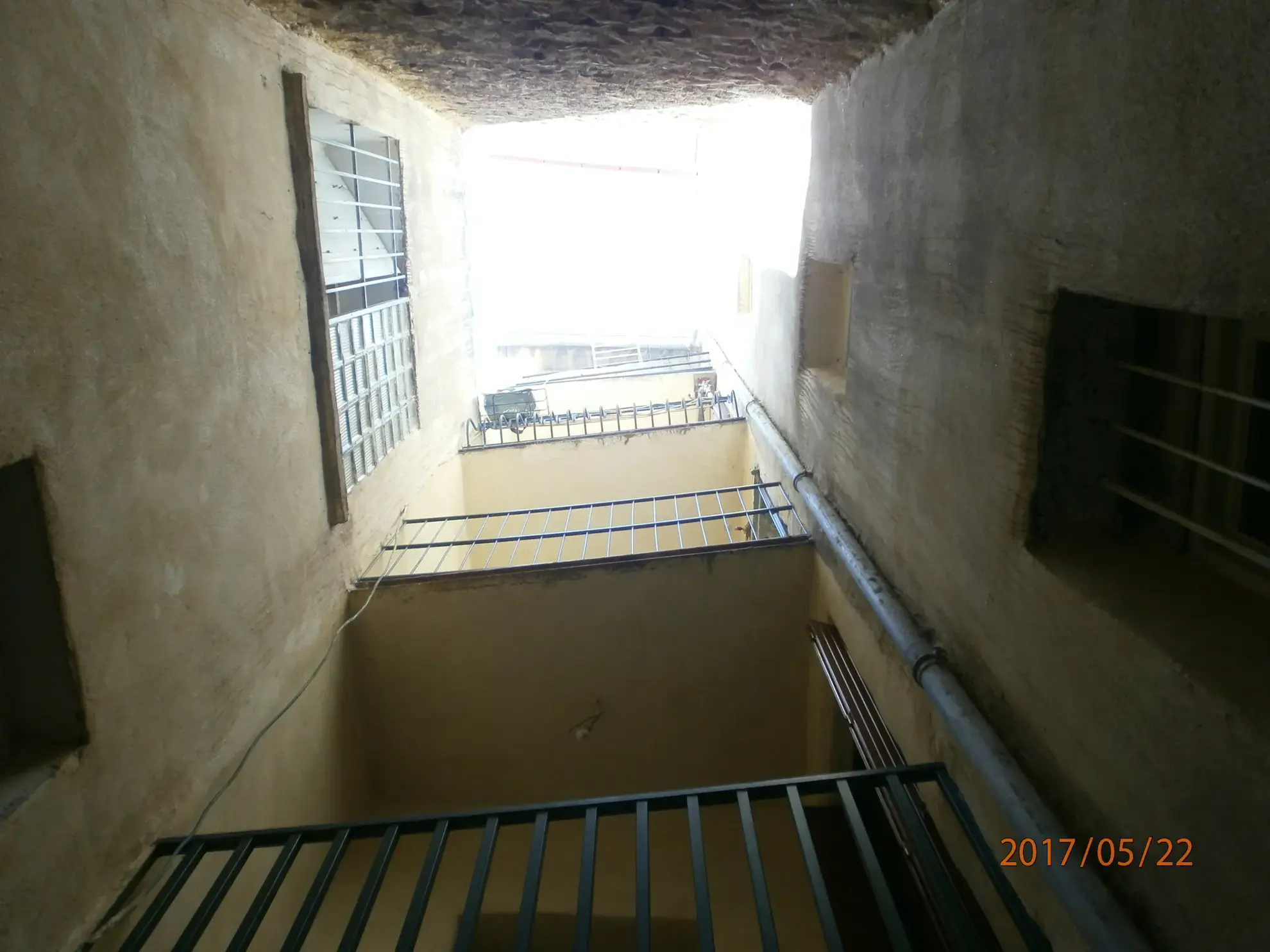 Immeuble à vendre à Bedarieux avec 3 appartements et garage, bon rapport locatif 