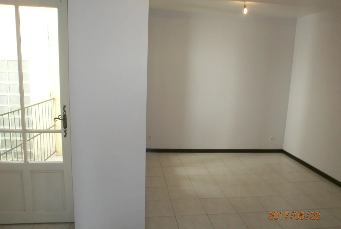 Immeuble à vendre à Bedarieux avec 3 appartements et garage, bon rapport locatif 