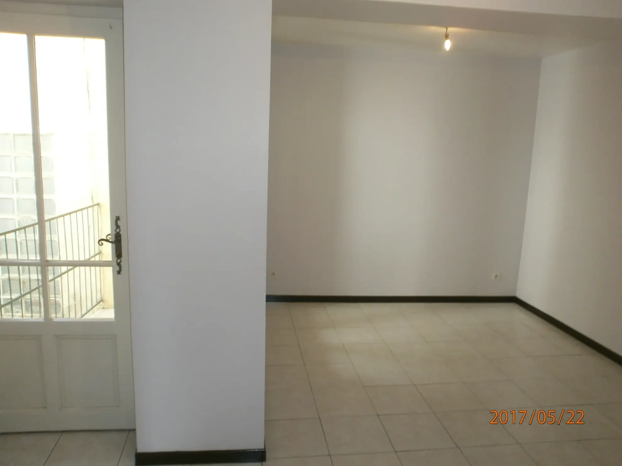 Immeuble à vendre à Bedarieux avec 3 appartements et garage, bon rapport locatif 