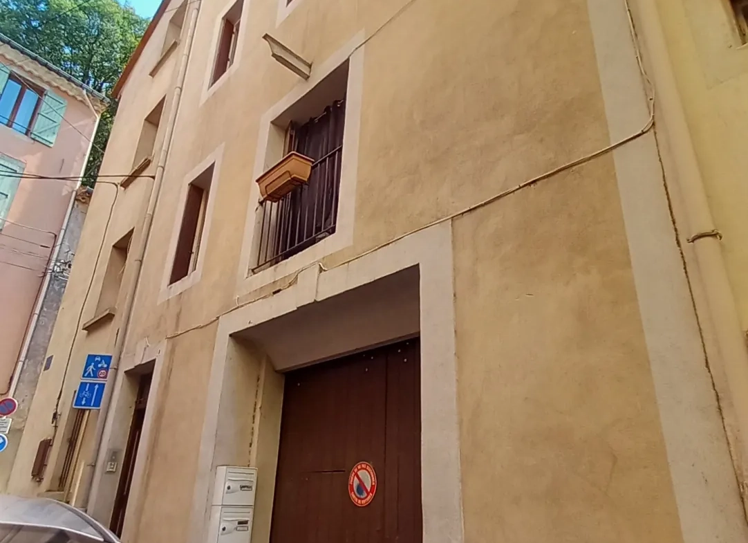 Immeuble à vendre à Bedarieux avec 3 appartements et garage, bon rapport locatif 
