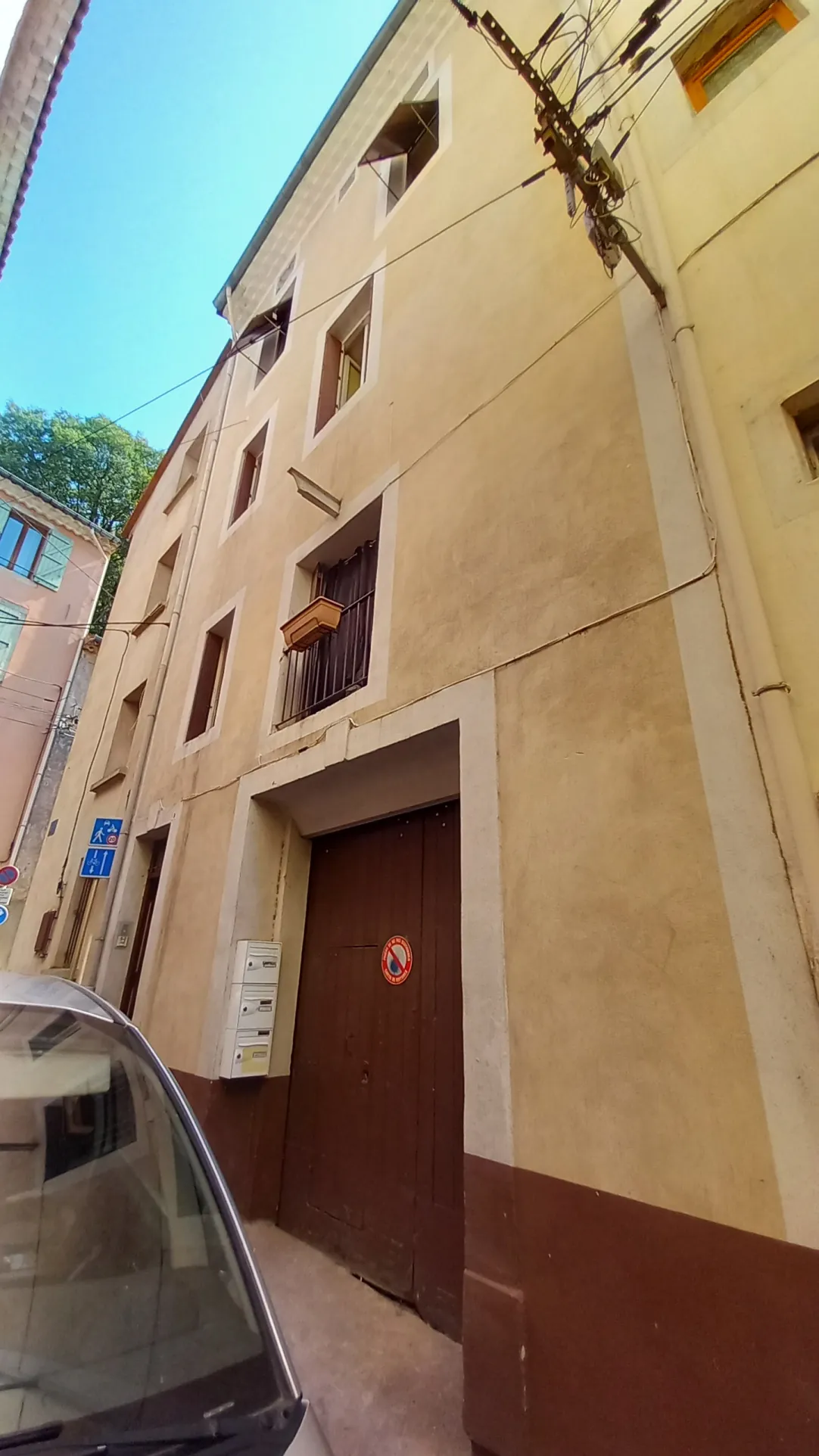 Immeuble à vendre à Bedarieux avec 3 appartements et garage, bon rapport locatif 