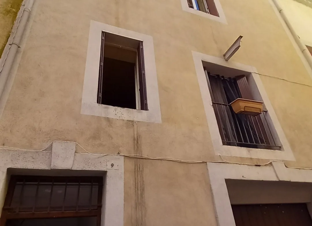 Immeuble à vendre à Bedarieux avec 3 appartements et garage, bon rapport locatif 