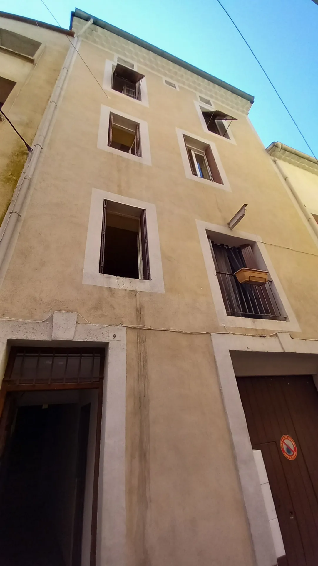 Immeuble à vendre à Bedarieux avec 3 appartements et garage, bon rapport locatif 