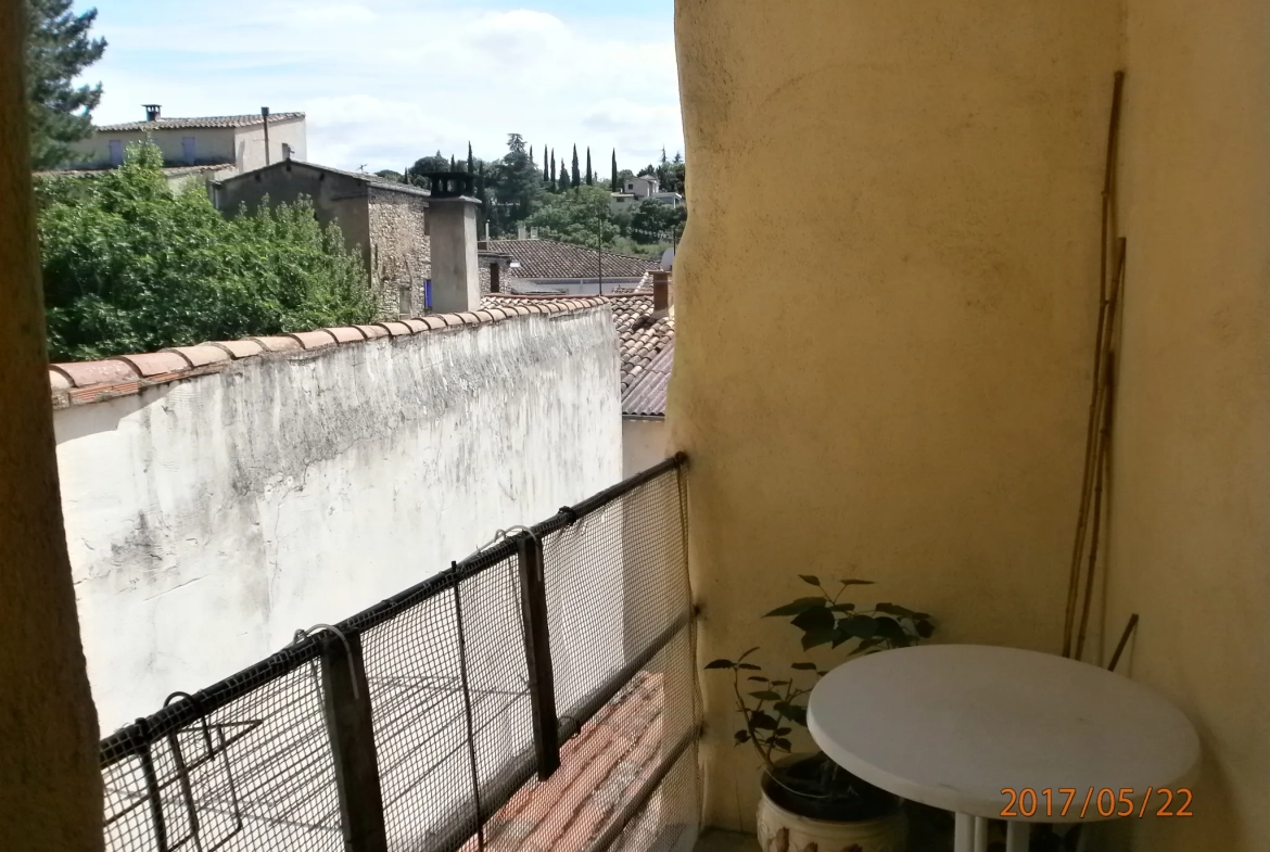 Immeuble à vendre à Bedarieux avec 3 appartements et garage, bon rapport locatif 