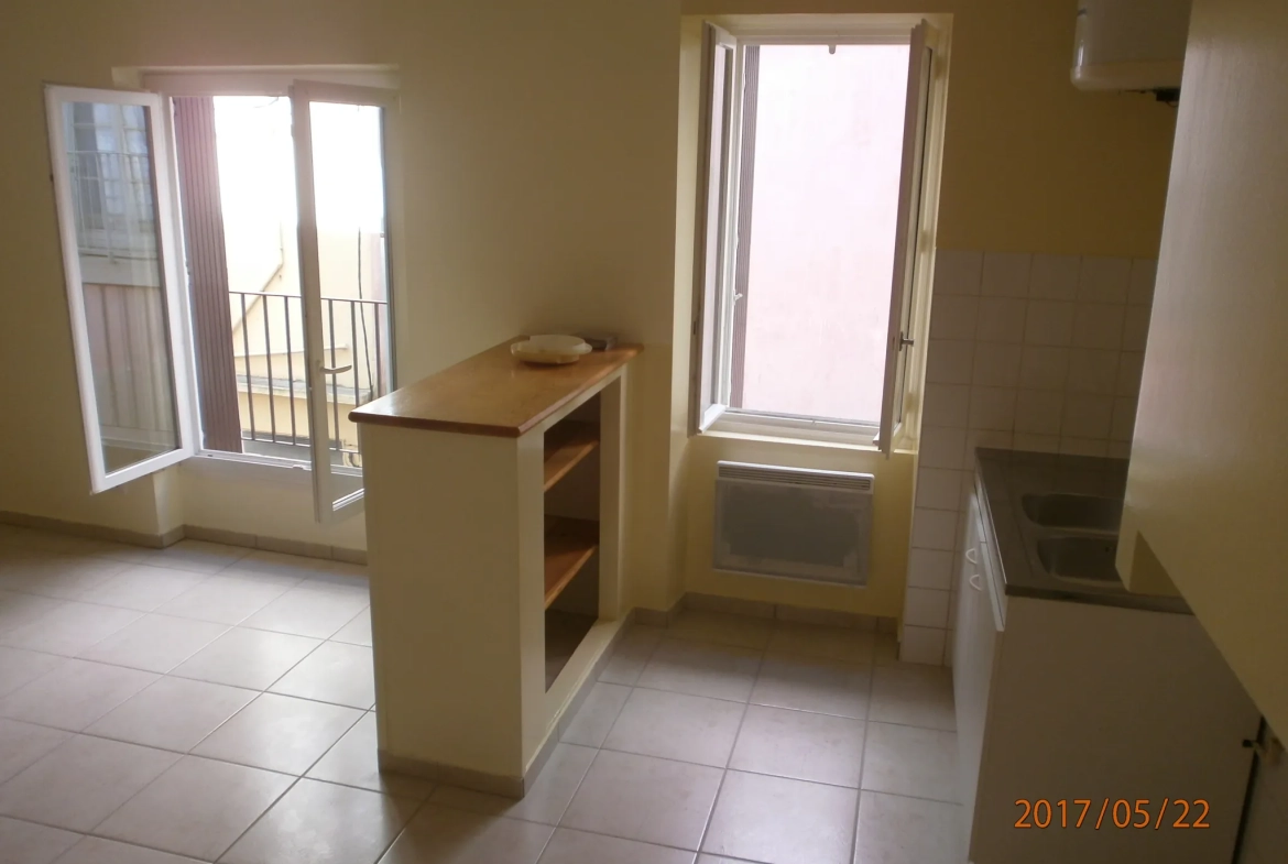 Immeuble à vendre à Bedarieux avec 3 appartements et garage, bon rapport locatif 