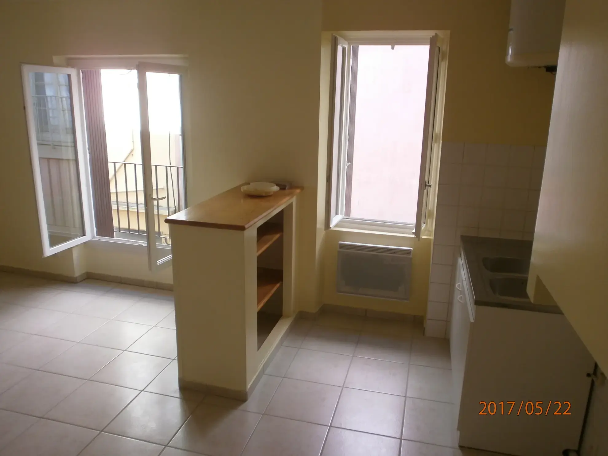 Immeuble à vendre à Bedarieux avec 3 appartements et garage, bon rapport locatif 
