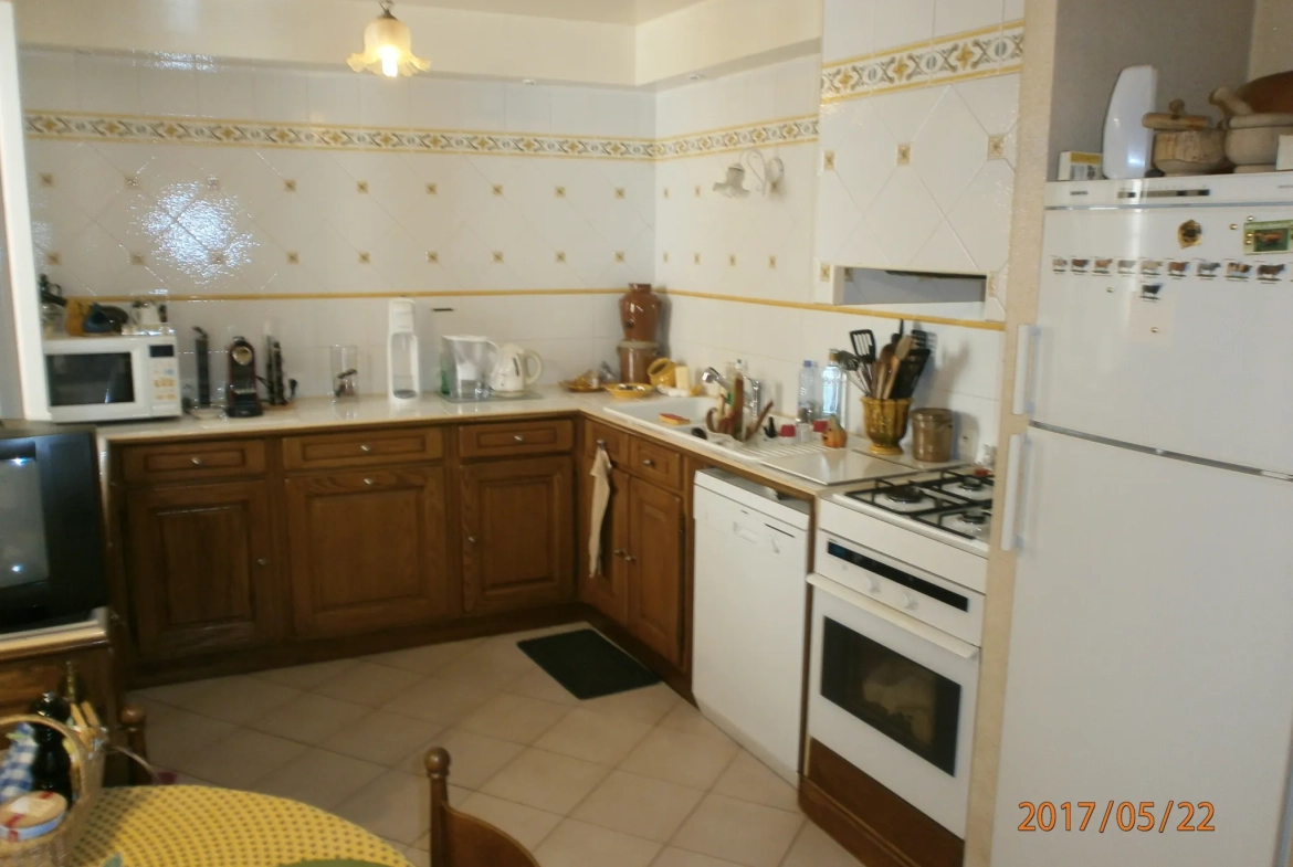 Immeuble à vendre à Bedarieux avec 3 appartements et garage, bon rapport locatif 