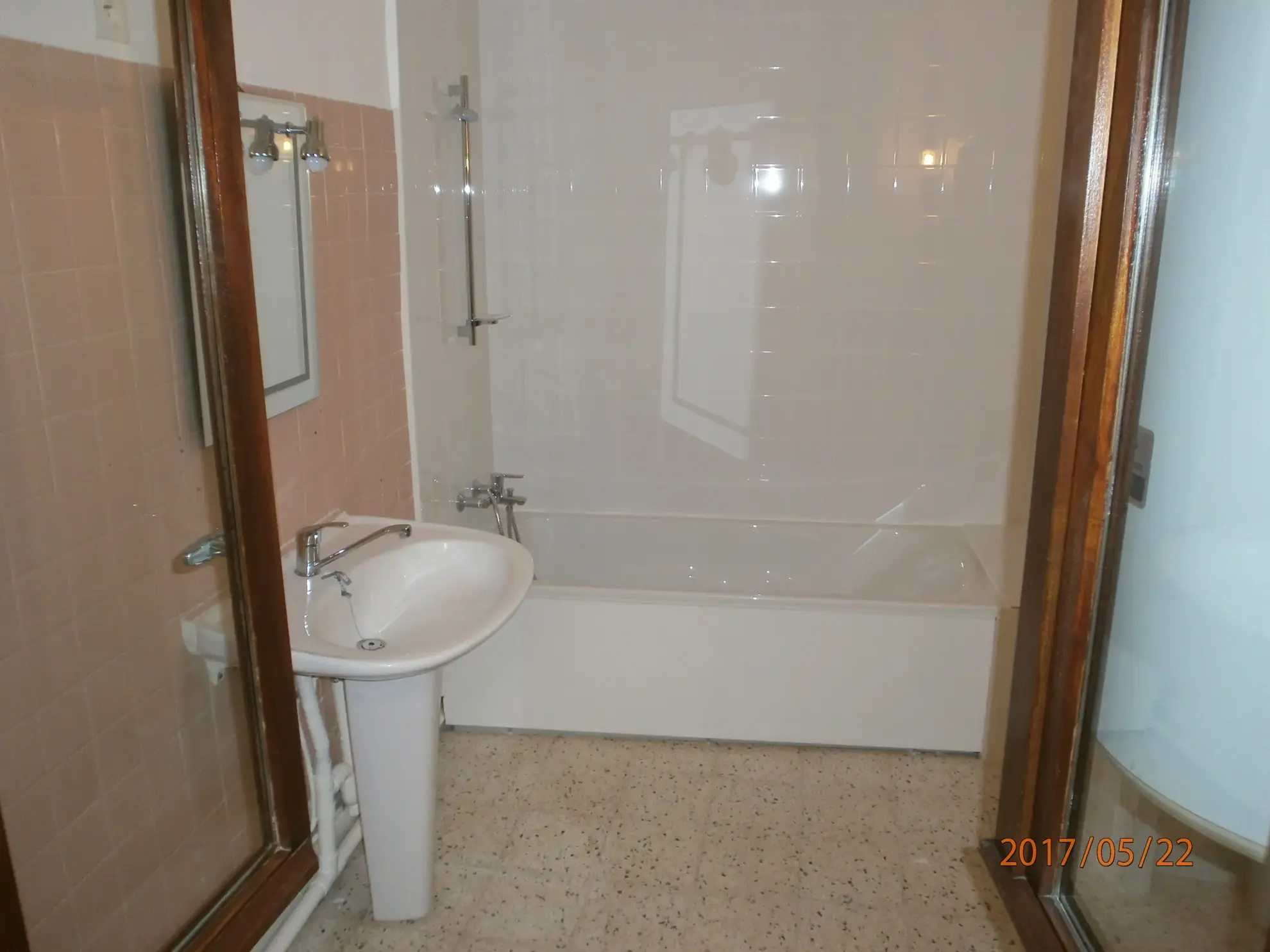Immeuble à vendre à Bedarieux avec 3 appartements et garage, bon rapport locatif 