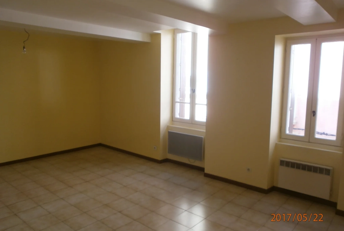 Immeuble à vendre à Bedarieux avec 3 appartements et garage, bon rapport locatif 