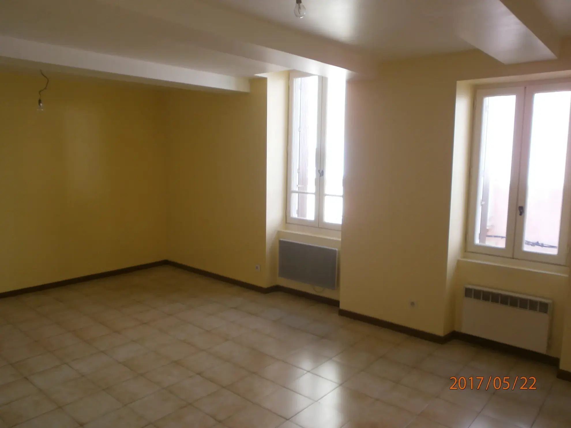 Immeuble à vendre à Bedarieux avec 3 appartements et garage, bon rapport locatif 