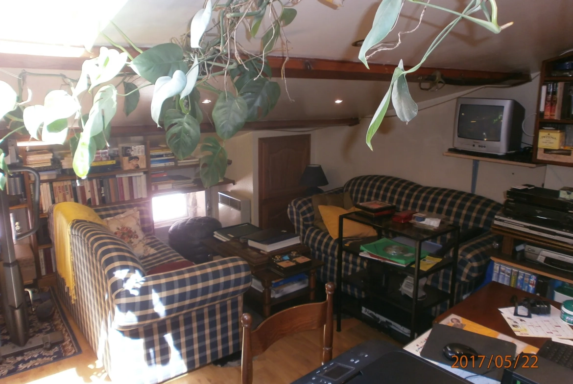 Immeuble à vendre à Bedarieux avec 3 appartements et garage, bon rapport locatif 