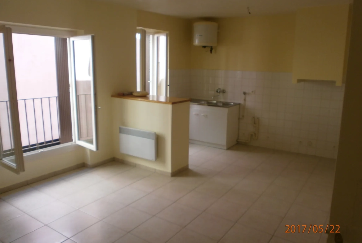 Immeuble à vendre à Bedarieux avec 3 appartements et garage, bon rapport locatif 