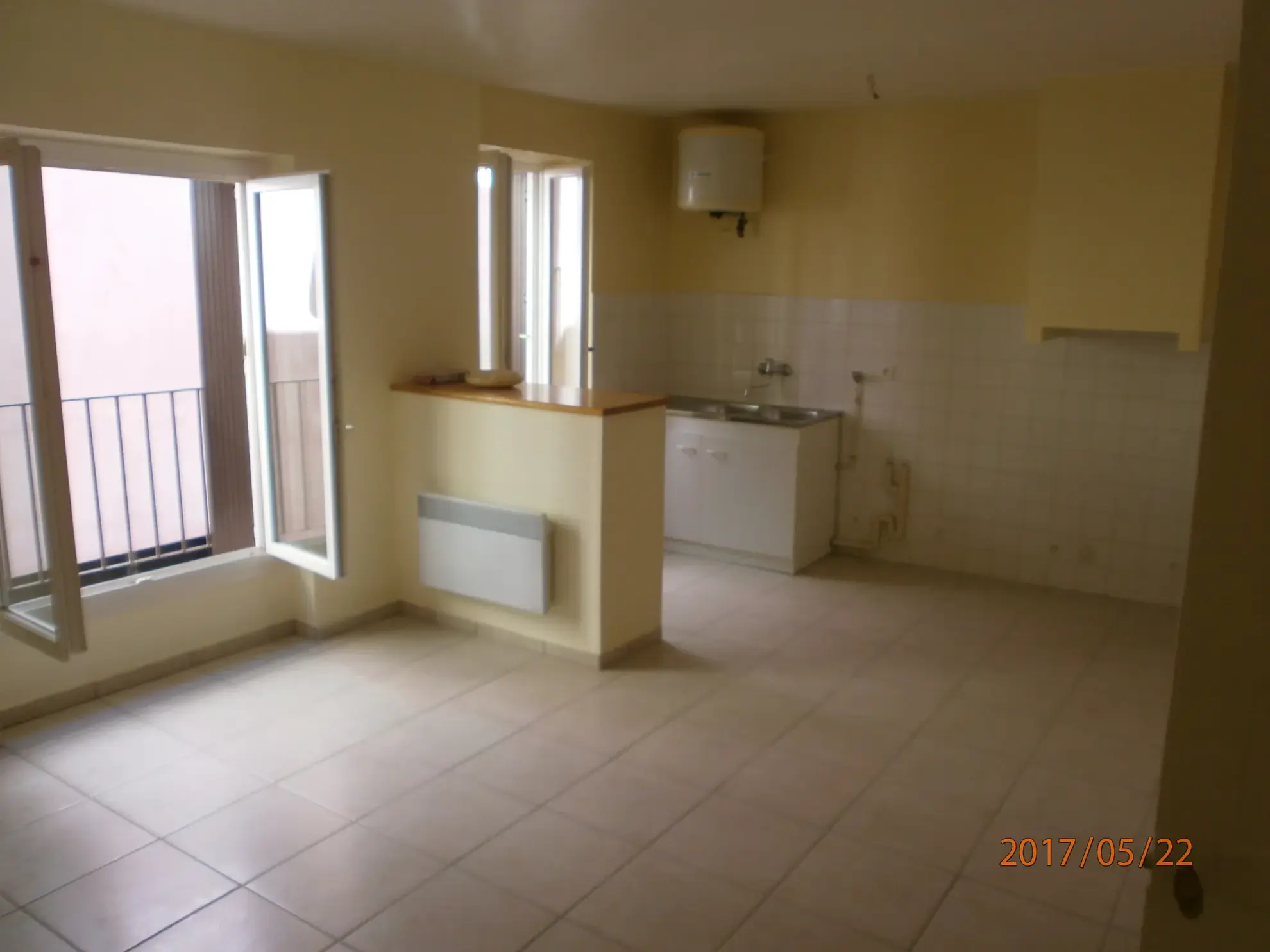 Immeuble à vendre à Bedarieux avec 3 appartements et garage, bon rapport locatif 