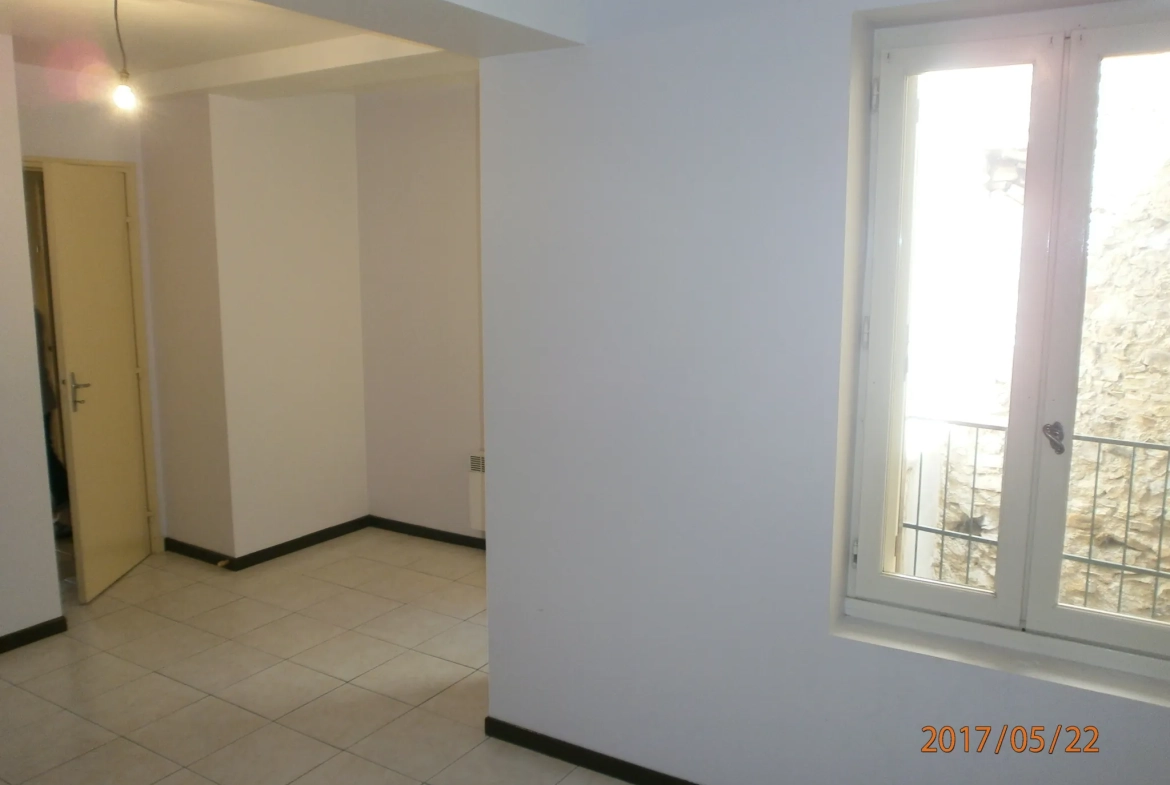 Immeuble à vendre à Bedarieux avec 3 appartements et garage, bon rapport locatif 