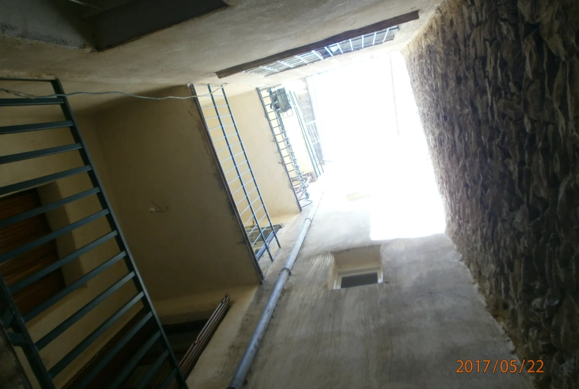 Immeuble à vendre à Bedarieux avec 3 appartements et garage, bon rapport locatif 