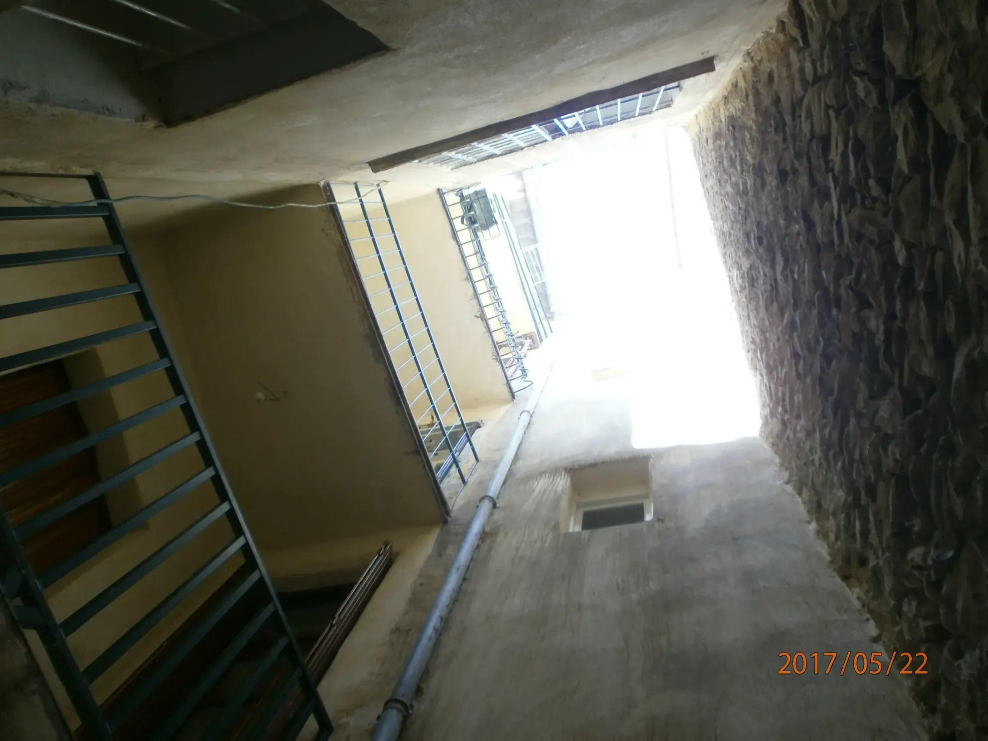 Immeuble à vendre à Bedarieux avec 3 appartements et garage, bon rapport locatif 