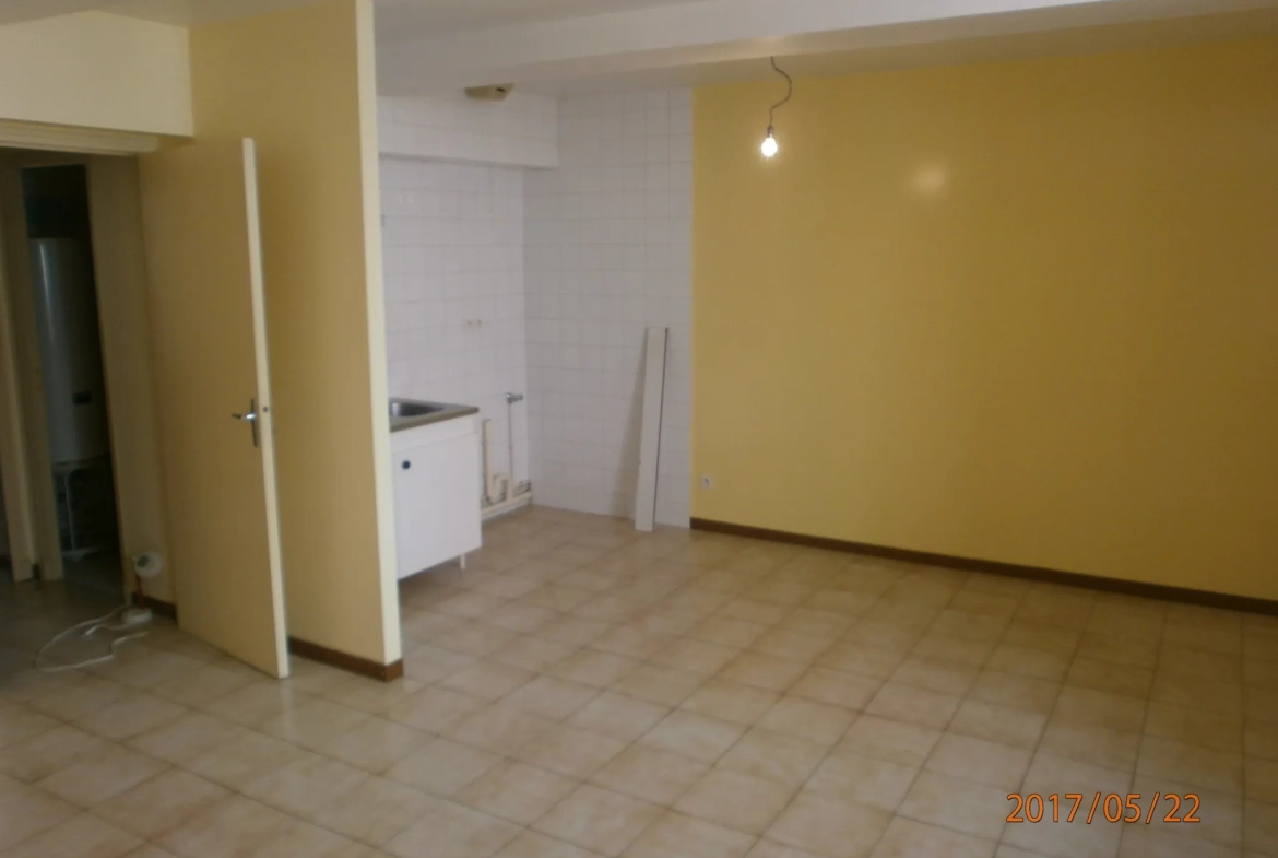 Immeuble à vendre à Bedarieux avec 3 appartements et garage, bon rapport locatif 