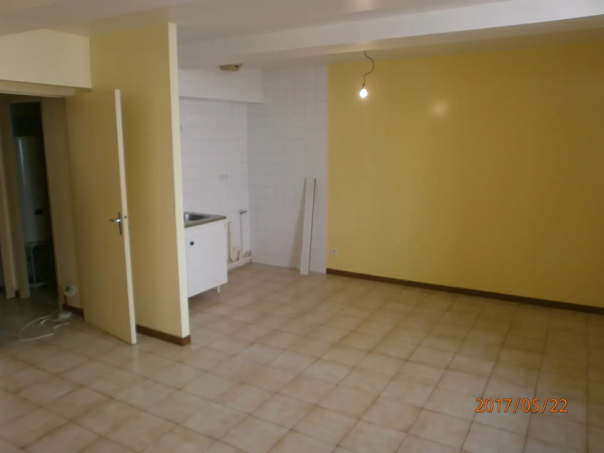 Immeuble à vendre à Bedarieux avec 3 appartements et garage, bon rapport locatif 