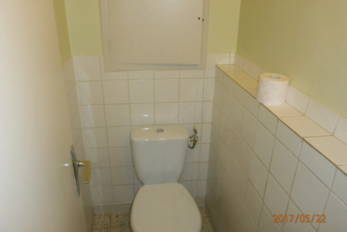 Immeuble à vendre à Bedarieux avec 3 appartements et garage, bon rapport locatif 