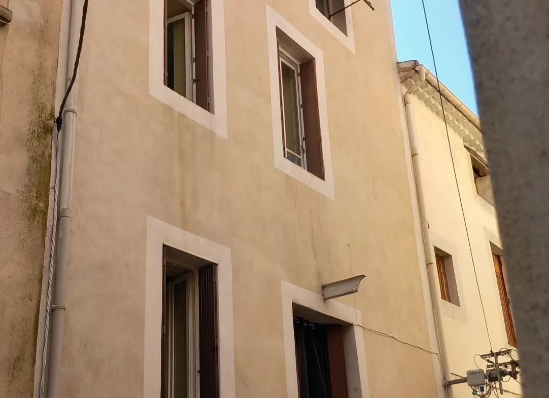 Immeuble à vendre à Bedarieux avec 3 appartements et garage, bon rapport locatif 