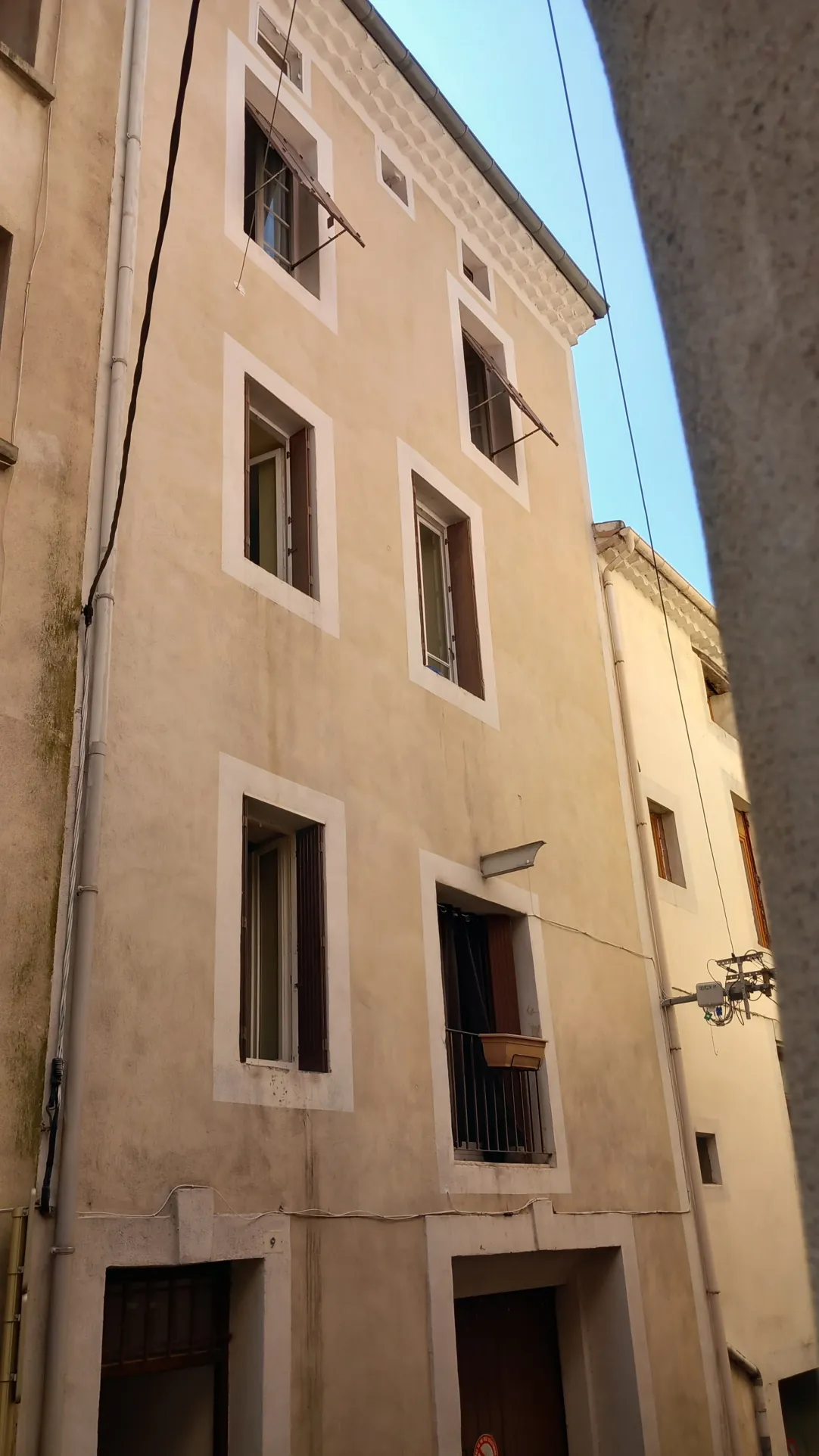 Immeuble à vendre à Bedarieux avec 3 appartements et garage, bon rapport locatif 