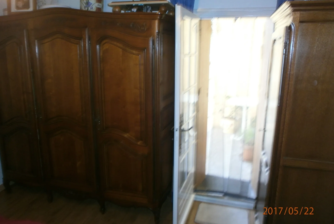 Immeuble à vendre à Bedarieux avec 3 appartements et garage, bon rapport locatif 
