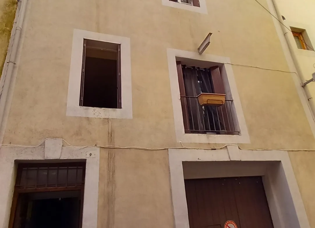 Immeuble à vendre à Bedarieux avec 3 appartements et garage, bon rapport locatif 