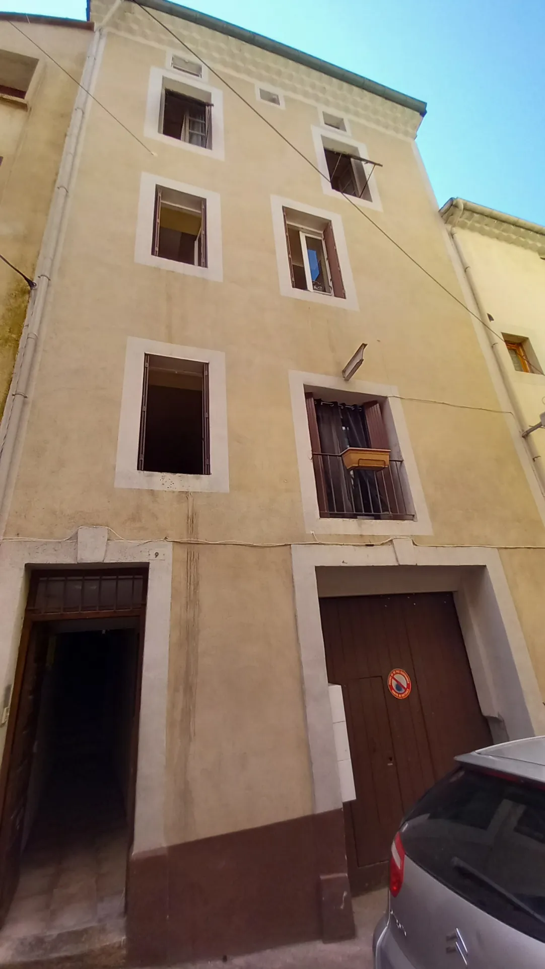 Immeuble à vendre à Bedarieux avec 3 appartements et garage, bon rapport locatif 