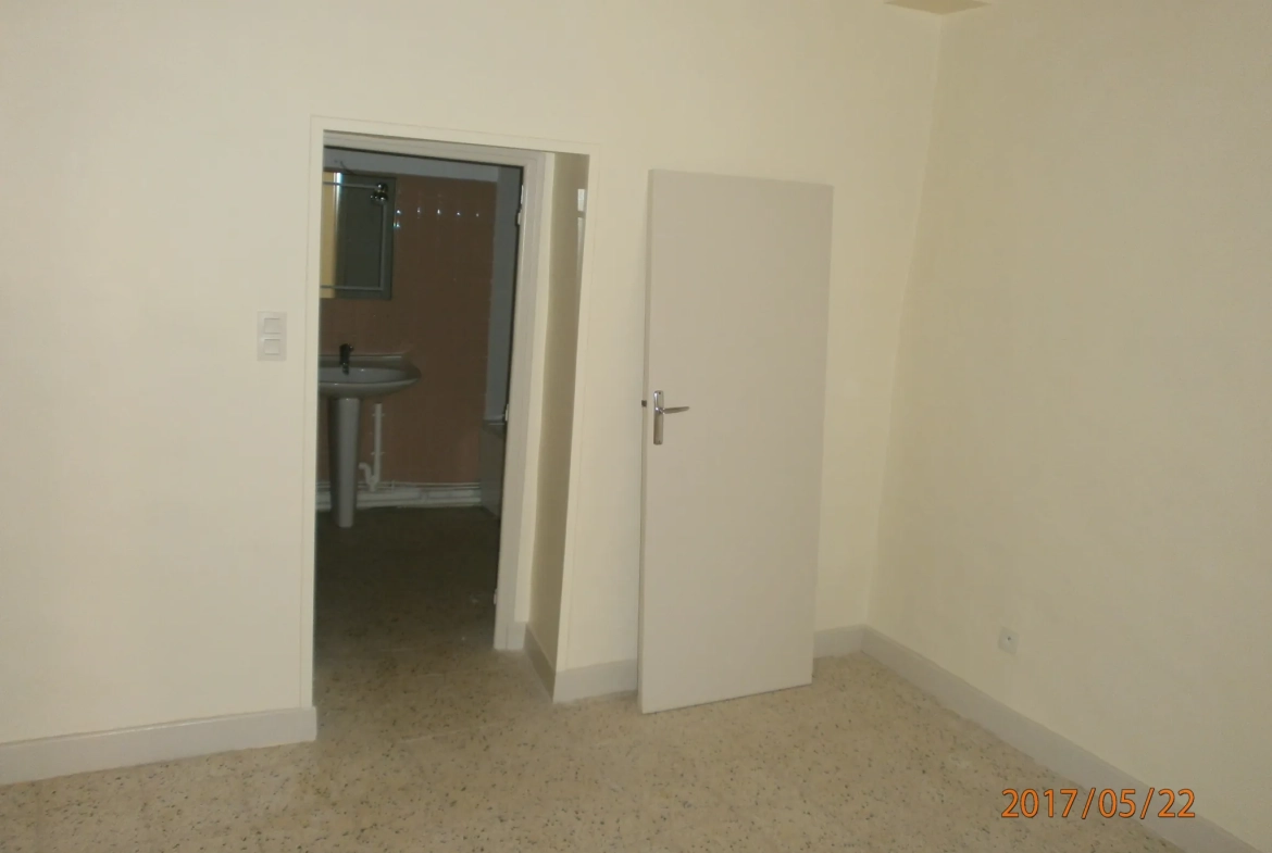Immeuble à vendre à Bedarieux avec 3 appartements et garage, bon rapport locatif 