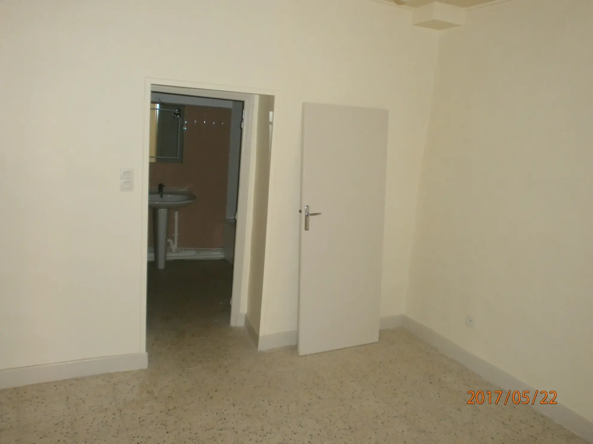 Immeuble à vendre à Bedarieux avec 3 appartements et garage, bon rapport locatif 