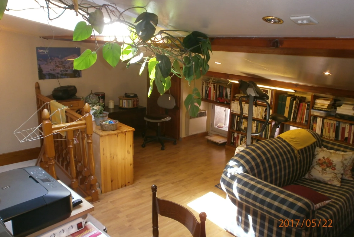 Immeuble à vendre à Bedarieux avec 3 appartements et garage, bon rapport locatif 