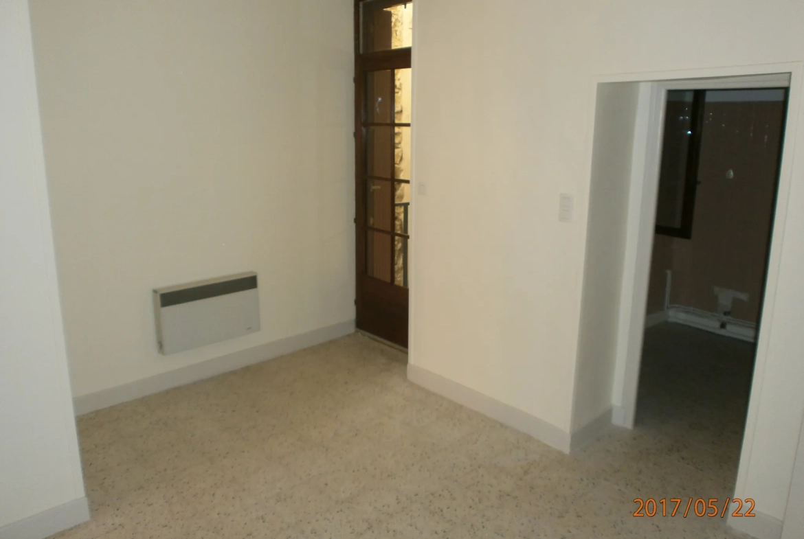 Immeuble à vendre à Bedarieux avec 3 appartements et garage, bon rapport locatif 