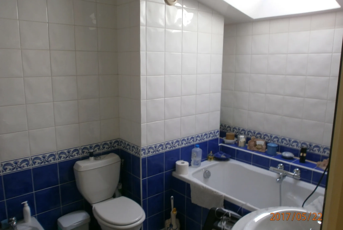 Immeuble à vendre à Bedarieux avec 3 appartements et garage, bon rapport locatif 