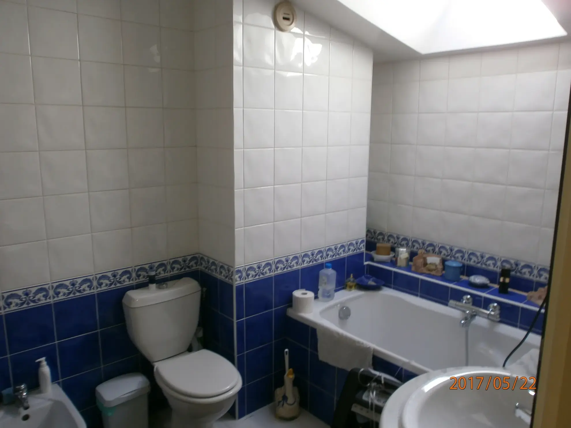 Immeuble à vendre à Bedarieux avec 3 appartements et garage, bon rapport locatif 