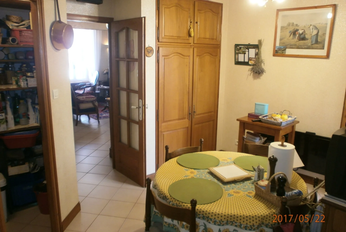 Immeuble à vendre à Bedarieux avec 3 appartements et garage, bon rapport locatif 