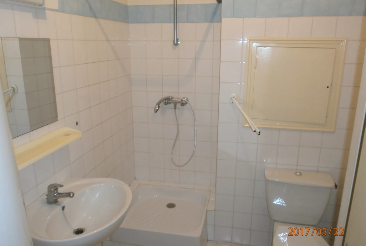 Immeuble à vendre à Bedarieux avec 3 appartements et garage, bon rapport locatif 