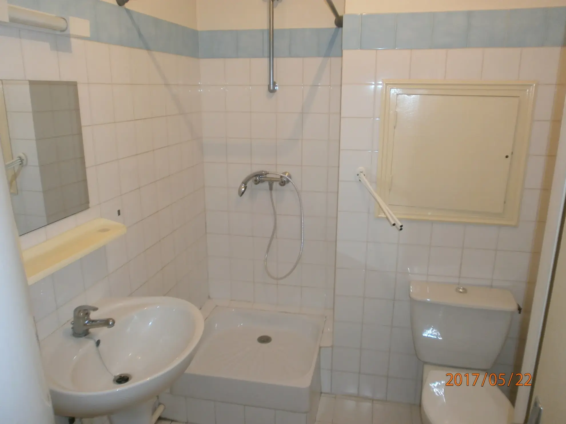 Immeuble à vendre à Bedarieux avec 3 appartements et garage, bon rapport locatif 