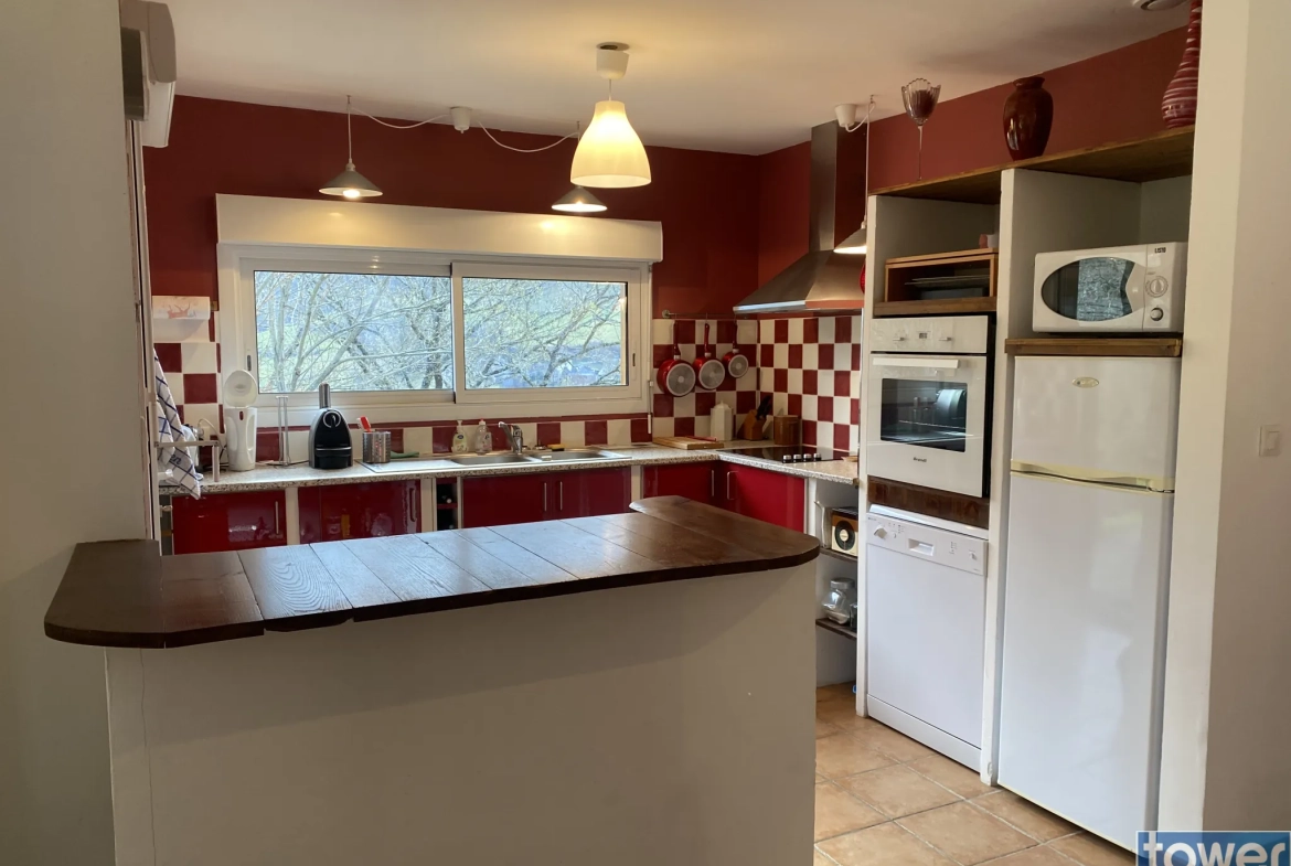 Maison contemporaine ossature bois avec vue dans les gorges du Lot à Pomayrols 