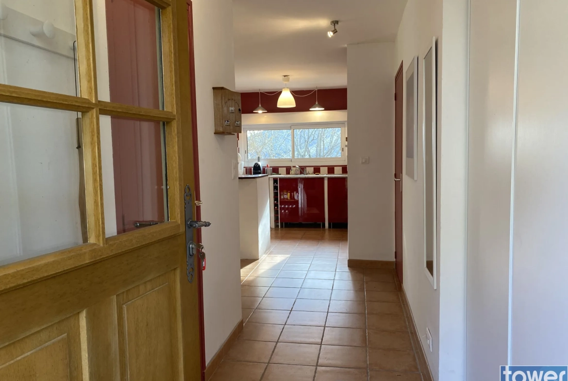 Maison contemporaine ossature bois avec vue dans les gorges du Lot à Pomayrols 