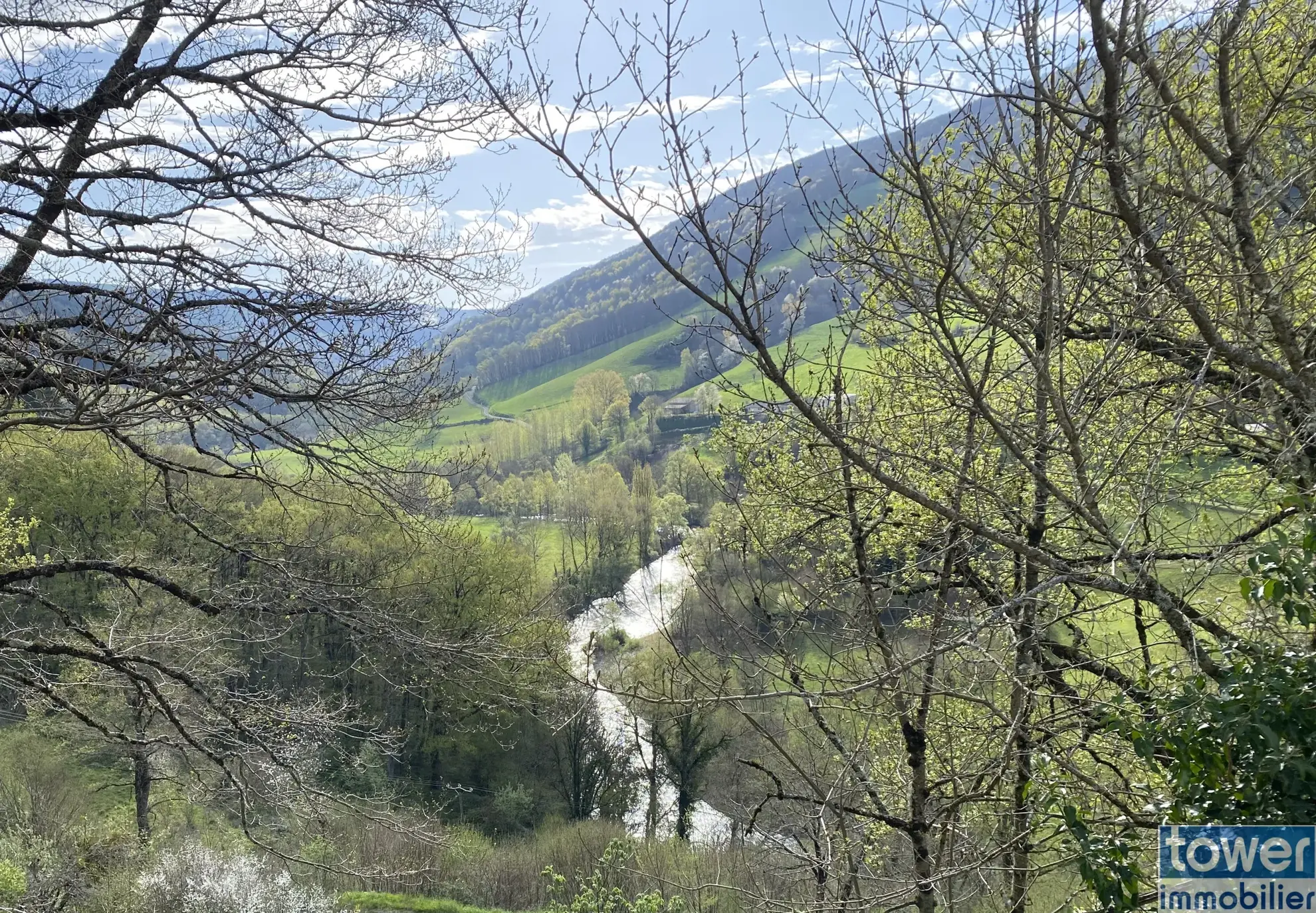 Maison contemporaine ossature bois avec vue dans les gorges du Lot à Pomayrols 