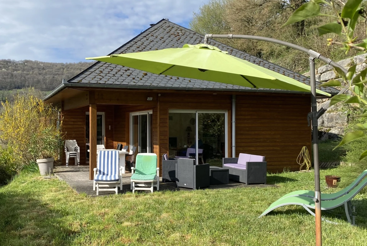 Maison contemporaine ossature bois avec vue dans les gorges du Lot à Pomayrols 