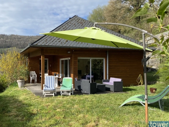 Maison contemporaine ossature bois avec vue dans les gorges du Lot à Pomayrols
