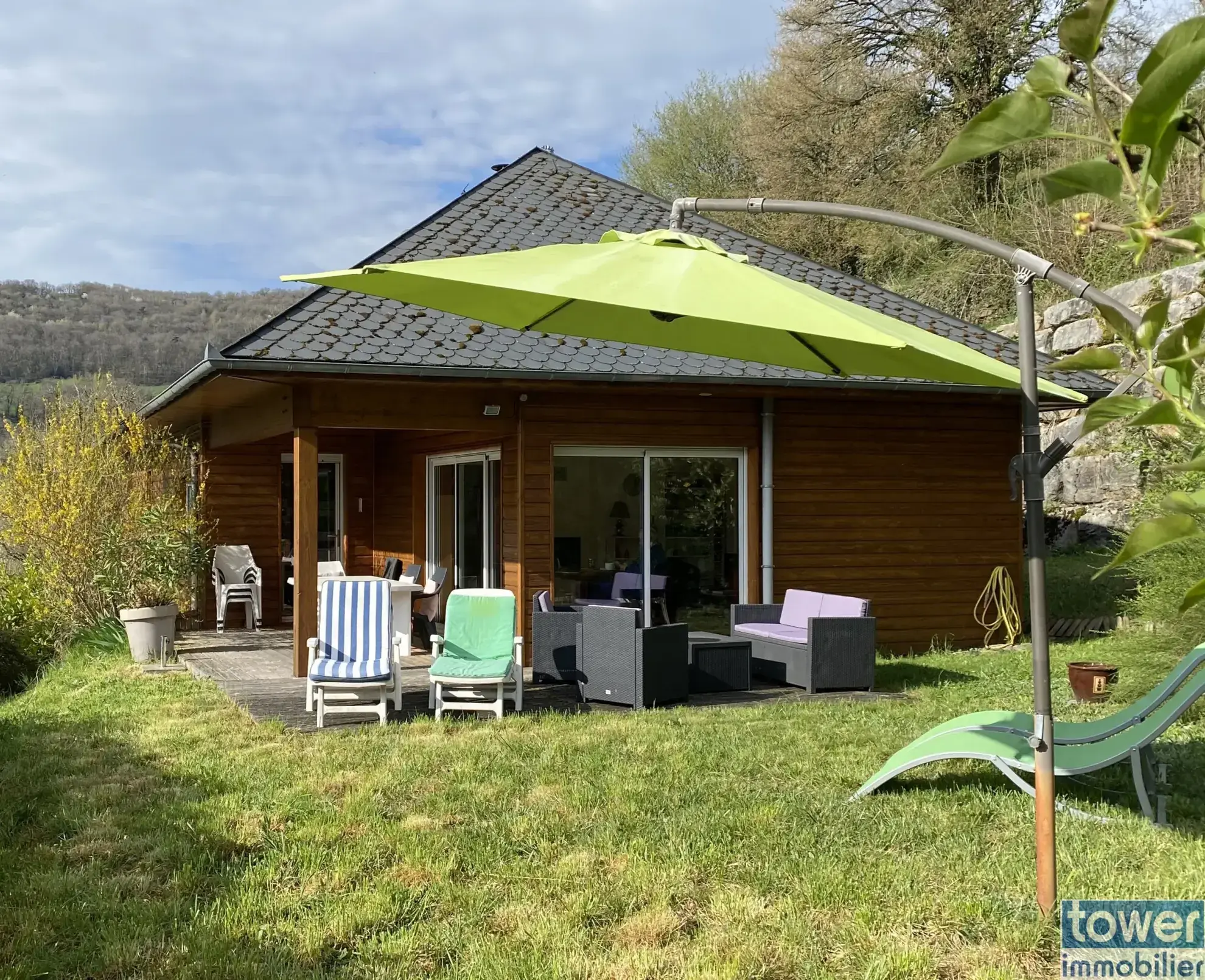 Maison contemporaine ossature bois avec vue dans les gorges du Lot à Pomayrols 