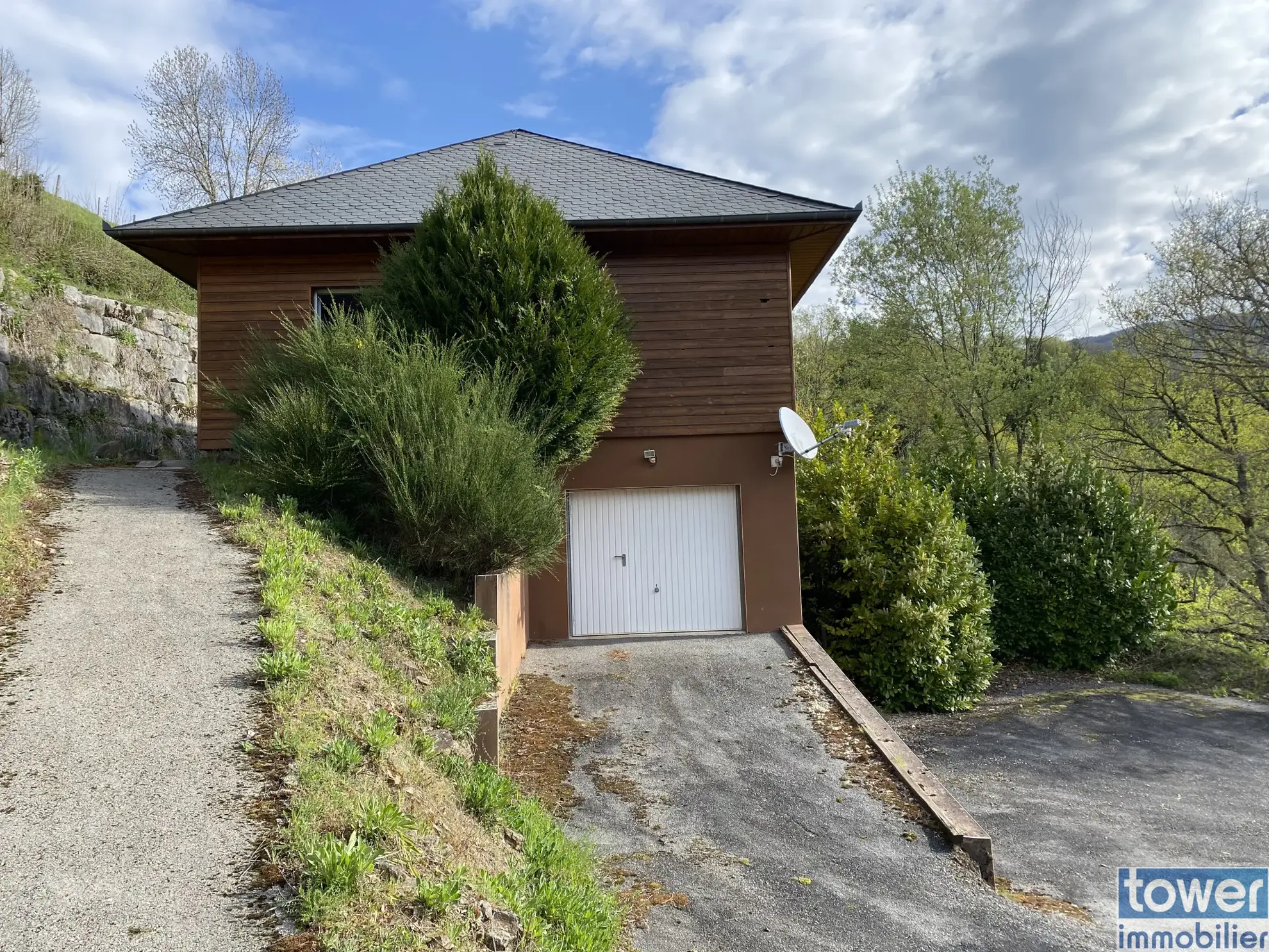 Maison contemporaine ossature bois avec vue dans les gorges du Lot à Pomayrols 