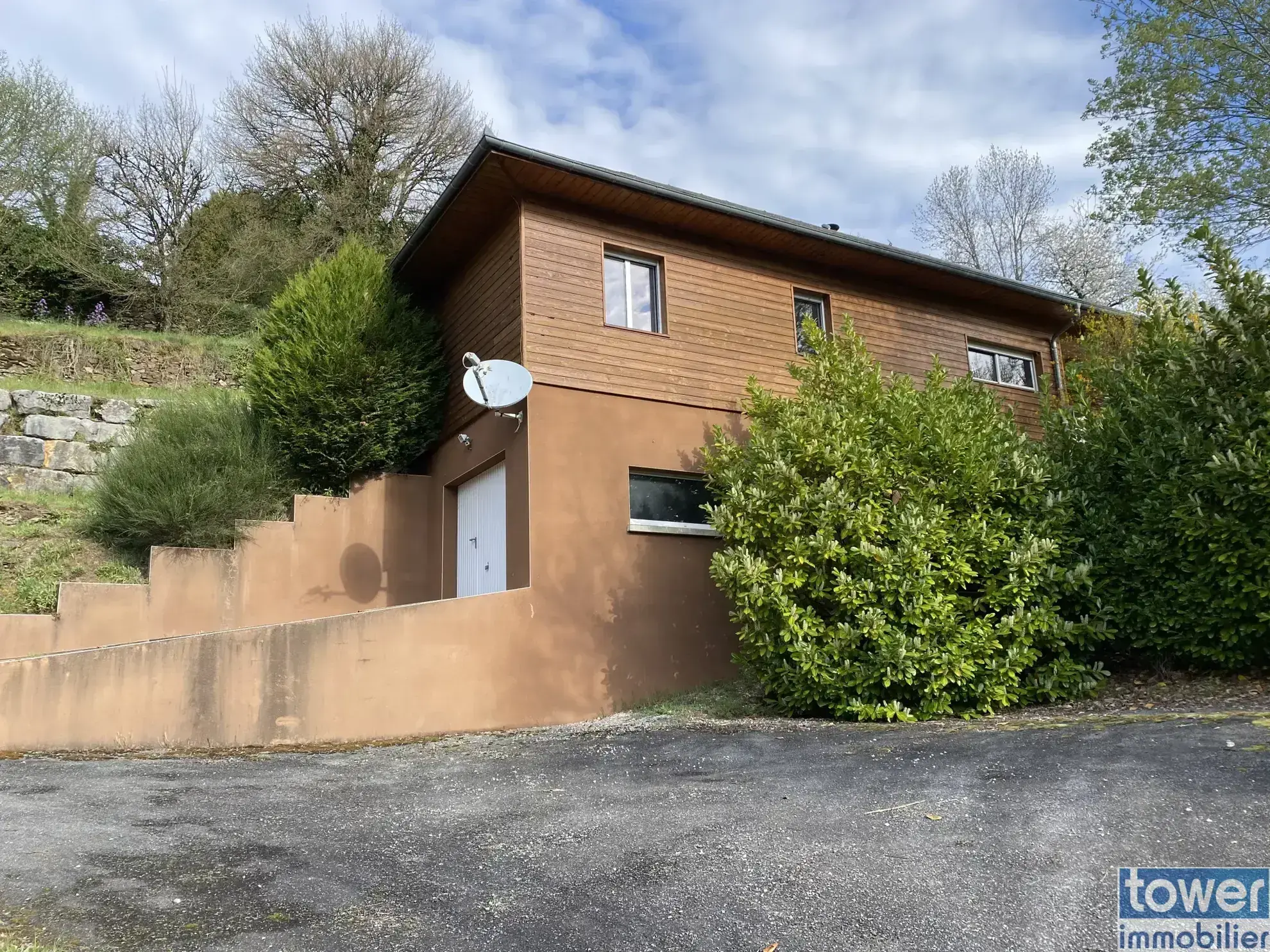 Maison contemporaine ossature bois avec vue dans les gorges du Lot à Pomayrols 