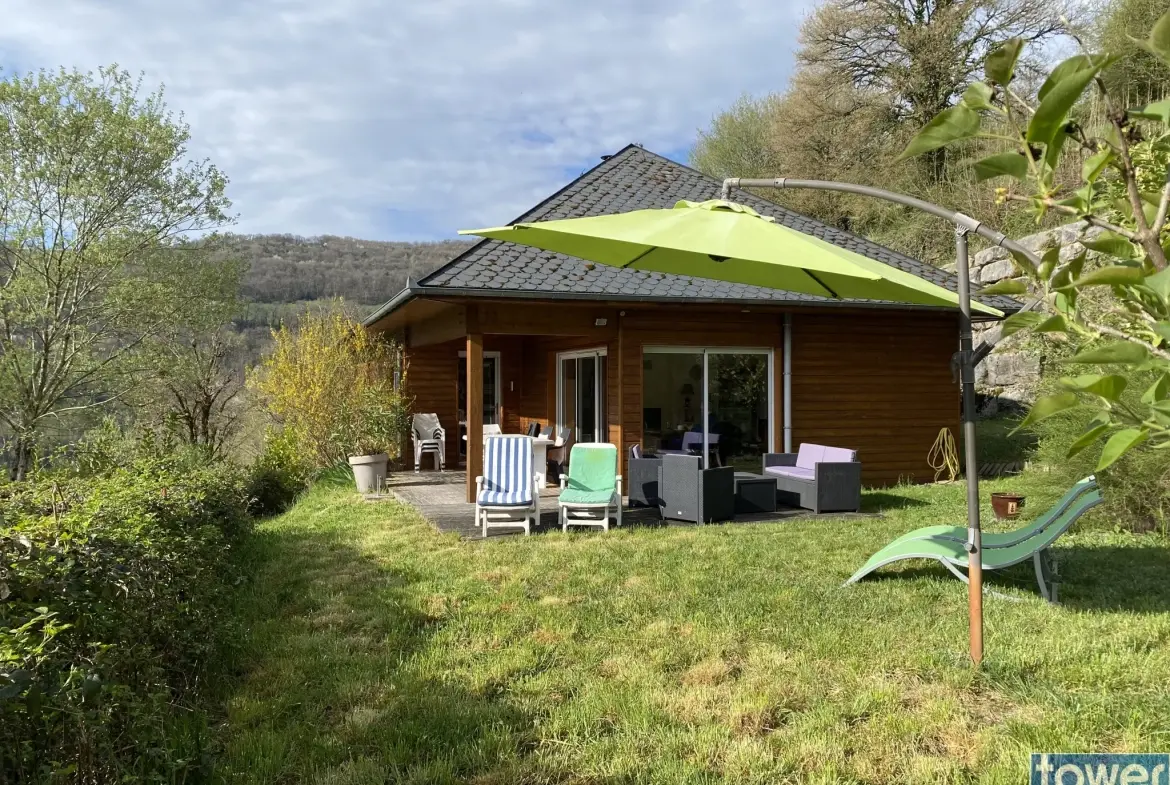 Maison contemporaine ossature bois avec vue dans les gorges du Lot à Pomayrols 