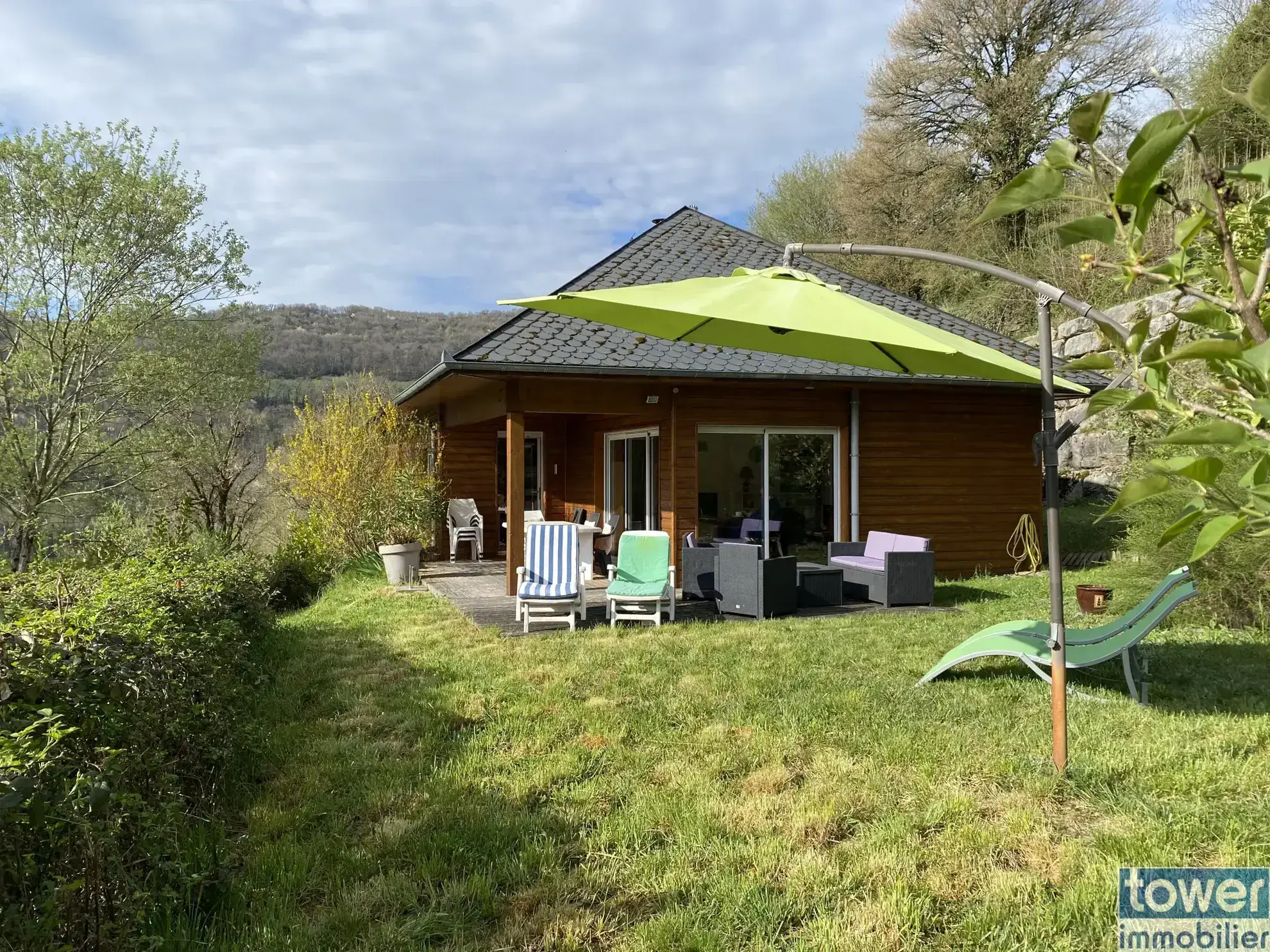 Maison contemporaine ossature bois avec vue dans les gorges du Lot à Pomayrols 