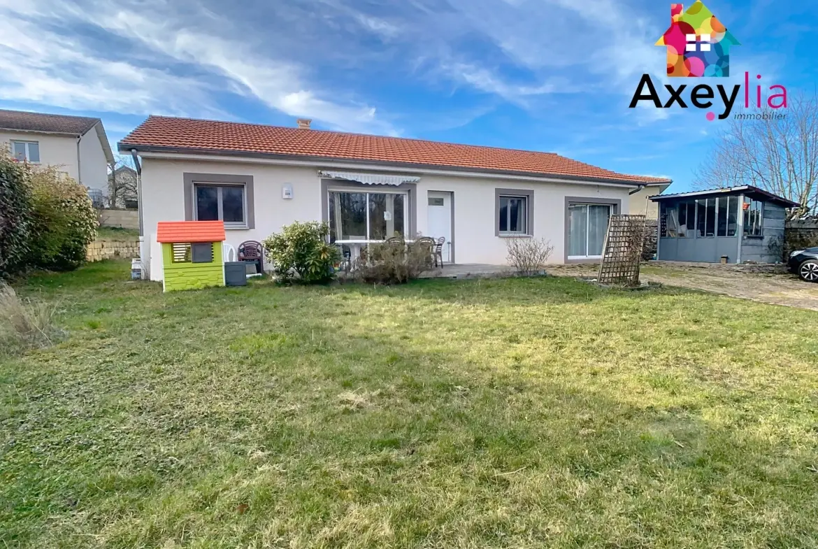 Maison de plain-pied à vendre à Saint-Martin-d'Estréaux avec terrain et dépendances 