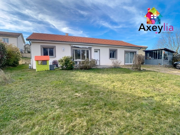 Maison de plain-pied à vendre à Saint-Martin-d'Estréaux avec terrain et dépendances