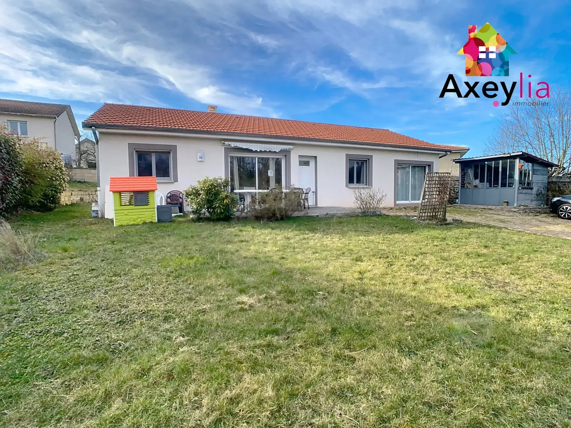 Maison de plain-pied à vendre à Saint-Martin-d'Estréaux avec terrain et dépendances 